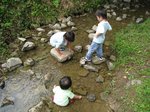マサヤも川に入りました